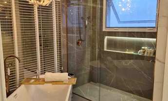 Imagem 3: Casa com 5 suítes e 6 vagas de garagem em condomínio no Centro de Camboriú