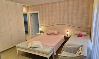 Imagem 2: Casa com 5 suítes e 6 vagas de garagem em condomínio no Centro de Camboriú