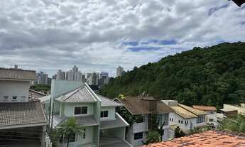 Imagem: Casa com 2 lotes, 4 suítes e 2 vagas de