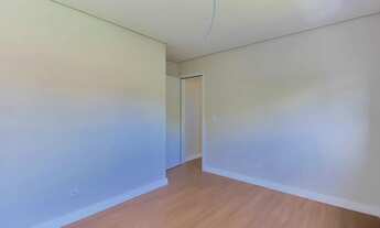 Imagem 2: Sobrado com 3 dormitórios sendo 1 suíte e 2 vagas de garagem no Bairro Santo Inácio - Curi