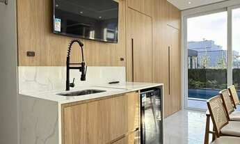 Imagem 2: Casa em condomínio com 4 suítes e 2 vagas de garagem