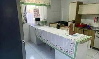 Imagem 3: Sobrado amplo com 2 dormitórios e 2 vagas de garagem, com espaço lateral no Centro de Cam