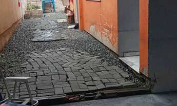 Imagem 2: Sobrado amplo com 2 dormitórios e 2 vagas de garagem, com espaço lateral no Centro de Cam