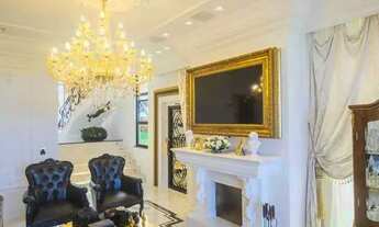 Imagem 6: Casa Neoclássica mobiliada com 4 suítes e 4 vagas de garagem em condomínio fechado no bair