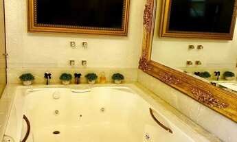 Imagem 2: Casa Neoclássica mobiliada com 4 suítes e 4 vagas de garagem em condomínio fechado no bair