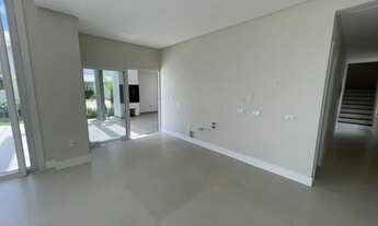 Imagem 2: Casa nova com 4 suítes e 4 vagas privativas de garagem em condomínio fechado em Camboriú/S