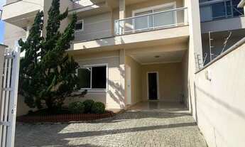 Imagem: Geminado mobiliado com 3 dormitórios sendo