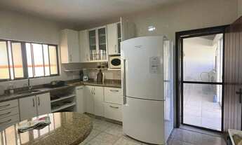 Imagem 6: Sobrado com 4 dormitórios sendo 1 suíte e 2 vagas de garagem em São Francisco do Sul/SC