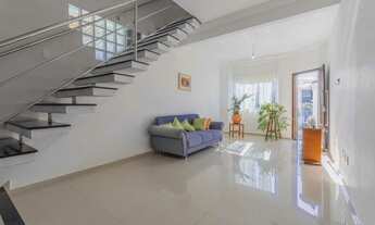 Imagem 2: Casa com 3 suítes e 2 vagas de garagem no Centro de Balneário Camboriú