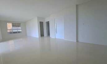 Imagem 2: Apartamento quadra mar com 3 suítes e 3 vagas de garagem - Meia Praia/SC