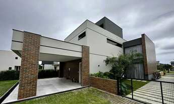 Imagem 2: Casa de alto padrão com 4 suítes e 8 vagas de garagem no Centro de Camboriú