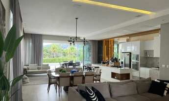 Imagem 3: Casa de alto padrão com 4 suítes e 8 vagas de garagem no Centro de Camboriú