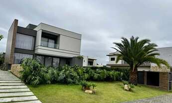 Imagem 4: Casa de alto padrão com 4 suítes e 8 vagas de garagem no Centro de Camboriú