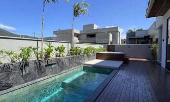 Imagem 2: Casa alto padrão em condomínio com 4 suítes e 4 vagas de garagem em Camboriú/SC