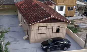 Imagem 3: Casa com 3 dormitórios a 200m do mar, próximo a avenida principal no Bairro Bombas — Bombi