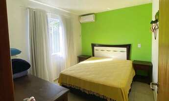 Imagem 2: Casa com 4 dormitórios sendo 3 suítes e 4 vagas de garagem, a 200m do mar em Bombinhas/SC