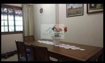 Imagem: Casa duplex em rua residencial próximo