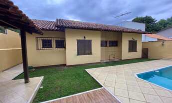 Imagem 2: Casa Linear com 3 Quarto 1 sendo um suíte, lazer com piscina + dependência de empregada!!