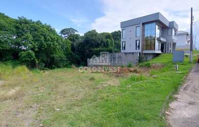 Imagem 3: ![CDATA[Terreno plano em condomínio fechado de alto padrão a 5 minutos do centro]]