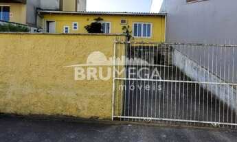 Imagem 2: ![CDATA[Terreno com 2 frentes e 2 casas antigas sobre o mesmo.]]