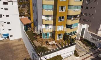 Imagem 2: ![CDATA[AMPLO APARTAMENTO NO CENTRO - APENAS UM POR ANDAR]]