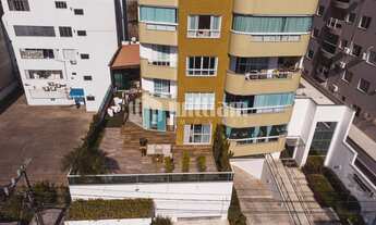 Imagem 3: ![CDATA[AMPLO APARTAMENTO NO CENTRO - APENAS UM POR ANDAR]]