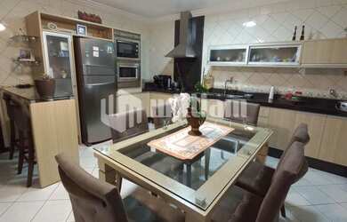 Imagem 7: ![CDATA[AMPLA CASA COM PISCINA E AMPLO TERRENO]]