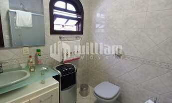 Imagem 5: ![CDATA[AMPLA CASA COM PISCINA E AMPLO TERRENO]]