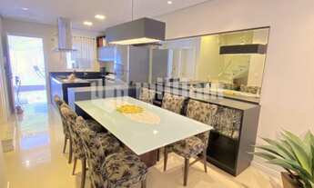 Imagem 6: ![CDATA[AMPLA CASA COM ÁREA DE FESTAS E PISCINA]]