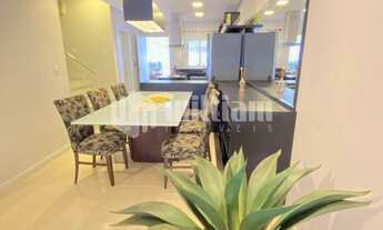 Imagem 7: ![CDATA[AMPLA CASA COM ÁREA DE FESTAS E PISCINA]]