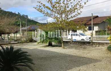 Imagem 2: ![CDATA[CASA COM 4 QUARTOS E AMPLO TERRENO ]]