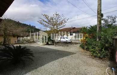 Imagem 3: ![CDATA[CASA COM 4 QUARTOS E AMPLO TERRENO ]]