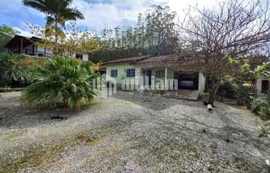 Imagem 6: ![CDATA[CASA COM 4 QUARTOS E AMPLO TERRENO ]]