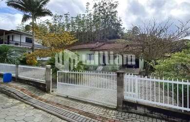 Imagem 7: ![CDATA[CASA COM 4 QUARTOS E AMPLO TERRENO ]]