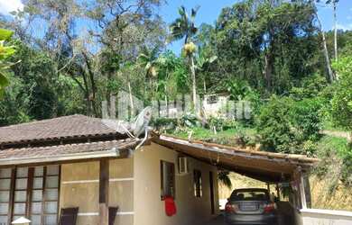 Imagem 2: ![CDATA[CASA COM 3 QUARTOS E AMPLO TERRENO]]