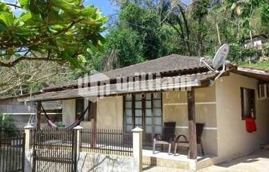 Imagem 3: ![CDATA[CASA COM 3 QUARTOS E AMPLO TERRENO]]