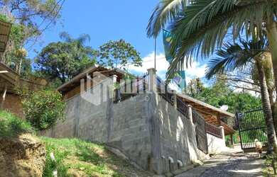 Imagem 4: ![CDATA[CASA COM 3 QUARTOS E AMPLO TERRENO]]