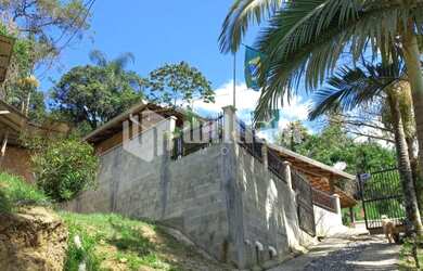 Imagem 5: ![CDATA[CASA COM 3 QUARTOS E AMPLO TERRENO]]