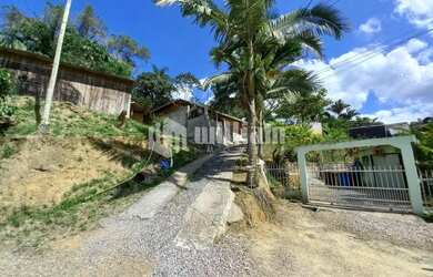 Imagem 6: ![CDATA[CASA COM 3 QUARTOS E AMPLO TERRENO]]