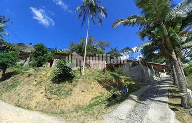 Imagem 7: ![CDATA[CASA COM 3 QUARTOS E AMPLO TERRENO]]