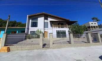 Imagem 2: ![CDATA[CASA COM PISCINA + AMPLA ÁREA DE FESTAS NO CENTRO]]