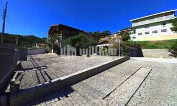 Imagem 3: ![CDATA[CASA COM PISCINA + AMPLA ÁREA DE FESTAS NO CENTRO]]