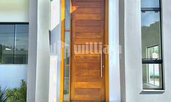 Imagem 3: ![CDATA[AMPLA CASA COM 3 DORMITÓRIOS SENDO 1 SUÍTE NA GUABIRUBA SUL]]