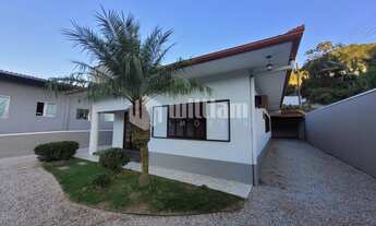 Imagem 2: ![CDATA[CASA COM 3 QUARTOS E ÁREA DE FESTAS