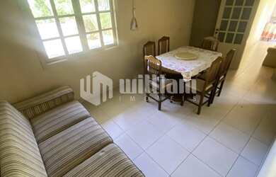 Imagem 2: ![CDATA[CASA COM AMPLO TERRENO NA PRIMEIRO DE MAIO]]