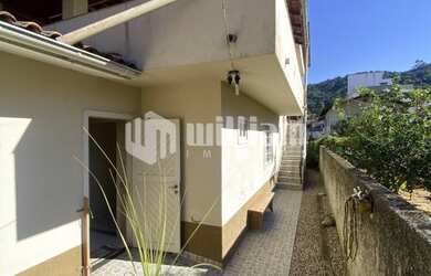 Imagem 4: ![CDATA[CASA COM AMPLO TERRENO NA PRIMEIRO DE MAIO]]