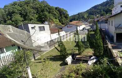 Imagem 5: ![CDATA[CASA COM AMPLO TERRENO NA PRIMEIRO DE MAIO]]