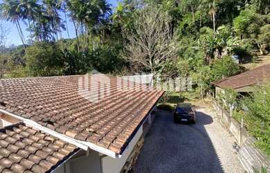 Imagem 7: ![CDATA[CASA COM AMPLO TERRENO NA PRIMEIRO DE MAIO]]