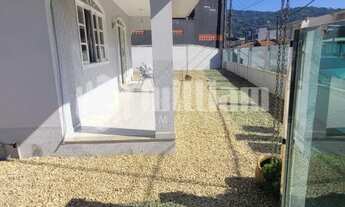 Imagem 6: ![CDATA[CASA AMPLA COM 3 DORMITÓRIOS]]