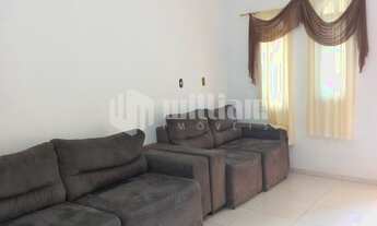 Imagem 4: ![CDATA[CASA COM 3 DORMITÓRIOS, SENDO 1 SUÍTE ]]